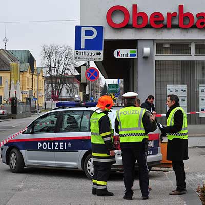 21.2.: Ein Mitarbeiter der Oberbank l�st in Traun wegen Gasgeruchs Alarm aus. Zwei Geb�ude werden evakuiert. (Bild: Werner Kerschbaummayr)