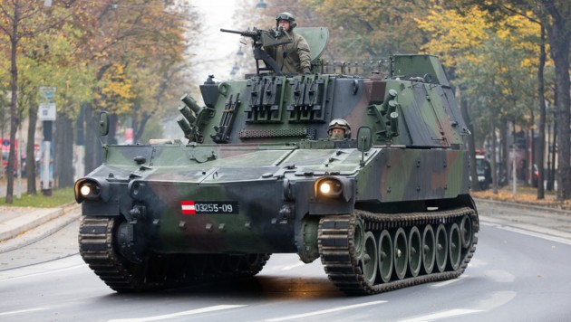 Panzer auf der Wiener Ringstraße (Bild: APA/GEORG HOCHMUTH)