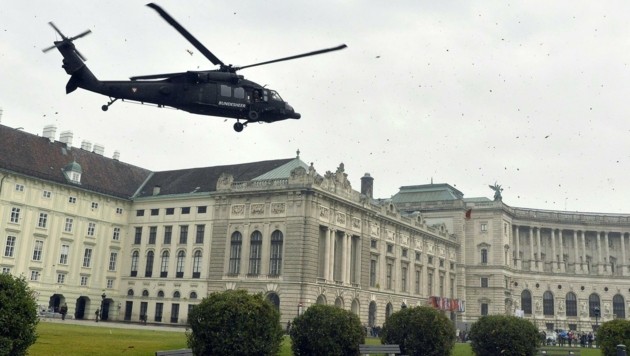 Ein "Black Hawk" bei der Landung (Bild: APA/HERBERT PFARRHOFER)