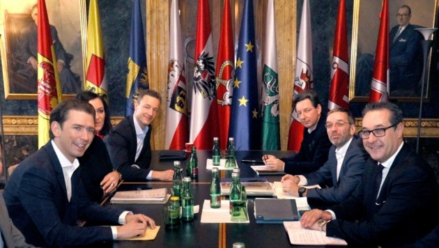 Die Verhandlungsteams von ÖVP und FPÖ am Freitag im Palais Epstein in Wien (Bild: The Associated Press)