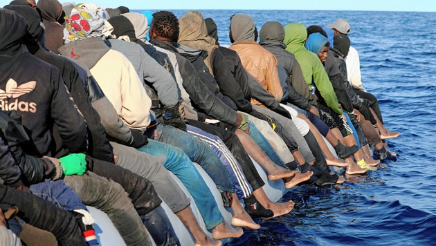 Migranten auf einem Schlauchboot auf dem Mittelmeer am 15. Jänner 2018 (Bild: Reuters)
