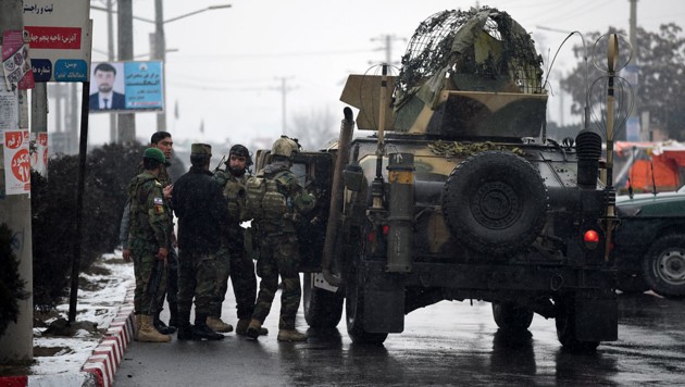 Soldaten nahe dem Anschlagsort in Kabul (Bild: AFP/Wakil Kohsar)