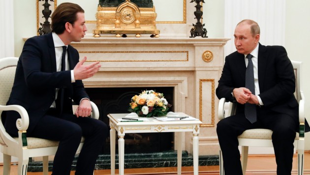 Bundeskanzler Sebastian Kurz im Gespräch mit dem russischen Präsidenten Wladimir Putin (Bild: AP)