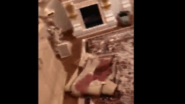 Dieser Teppich voller Blut lag mitten in der Wohnung, in der Robert K. mit seiner Familie lebte, zeigt ein Video, das am Tag nach dem Mord an Hadishat aufgenommen wurde. (Bild: "Krone")