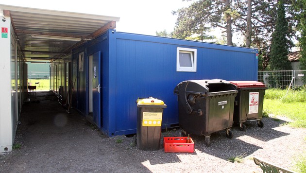 Zumindest zwei der Verdächtigen lebten in diesem Flüchtlingscontainer am Messegelände von Tulln. (Bild: Andi Schiel)