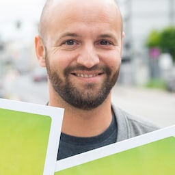 Der Jugendsprecher der Grünen im Landtag, Severin Mayr, protestiert gegen die harte Linie der Freiheitlichen bei den Ausgehzeiten. (Bild: Grüne OÖ)