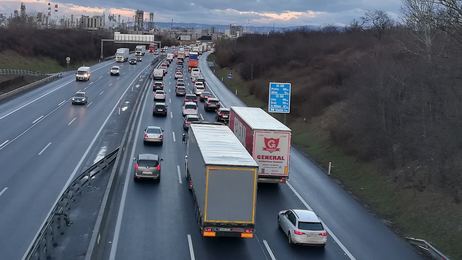 Ostautobahn (A4) Nachrichten & Infos | krone.at Russe als Santa Claus mit Fahrrad auf A4 unterwegs | krone.at