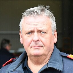 Der niederösterreichische Landesfeuerwehrkommandant Dietmar Fahrafellner verabschiedete die Kameraden in Tulln persönlich. (Bild: P. Huber)