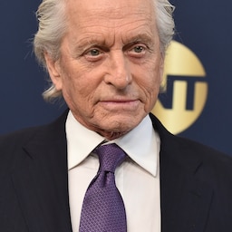 Michael Douglas trug in seinem Anzug ein gehäkeltes Stecktuch in den Farben der Ukraine. (Bild: AP)