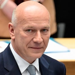 Kai Wegner, leader of the regional conservative Christian Democratic Union (CDU) and new mayor of Berlin poses after being sworn in after being elected in the third round of voting at Berlin's House of Deputies (Abgeordnetenhaus), seat of the regional parliament, on April 27, 2023. - Berlin is set to get its first conservative mayor in more than two decades after the city's Christian Democrats (CDU) presented a coalition agreement with the Social Democrats (SPD). The conservatives topped the polls in a rerun election in February 2023 after the chaotic initial vote in 2021 was found not to meet basic procedural standards. (Photo by Tobias SCHWARZ / AFP) (Bild: AFP)