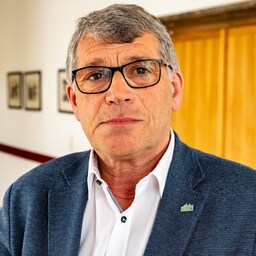 Bürgermeister Rudolf Vogtenhuber möchte ein komplett neues Bad haben. (Bild: FOTOKERSCHI.AT / KERSCHBAUMMAYR)