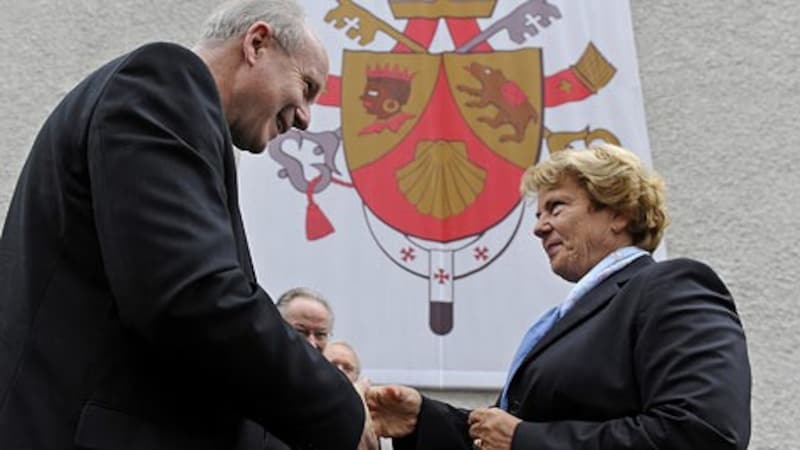 They sat side by side on the "Independent Victim Protection Commission": Cardinal Christoph Schönborn and the former Styrian governor Waltraud Klasnic. (Bild: APA/HANS KLAUS TECHT)