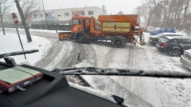 Gegen die Schaufel eines Schneepfluges krachte in Haag/Hausruck ein unaufmerksamer Autolenker. (Bild: APA/HERBERT NEUBAUER)