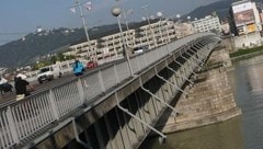 Die Nibelungenbrücke ist für Radfahrer direkt lebensgefährlich (Bild: Chris Koller)