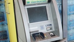 Ein Bankomat bei einem Lebensmittelgeschäft begann vermutlich infolge eines Unwetters zu ...