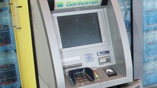 Ein Bankomat bei einem Lebensmittelgeschäft begann vermutlich infolge eines Unwetters zu ...