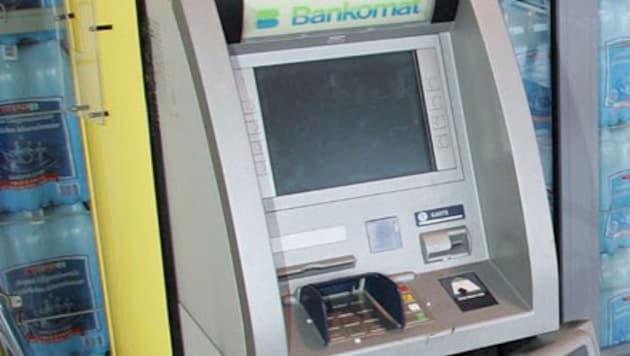 Ein Bankomat bei einem Lebensmittelgeschäft begann vermutlich infolge eines Unwetters zu ...