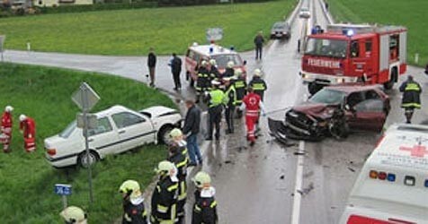 Regennasse Straße - Frau Nach Unfall Schwer Verletzt Aus Wrack Geborgen ...