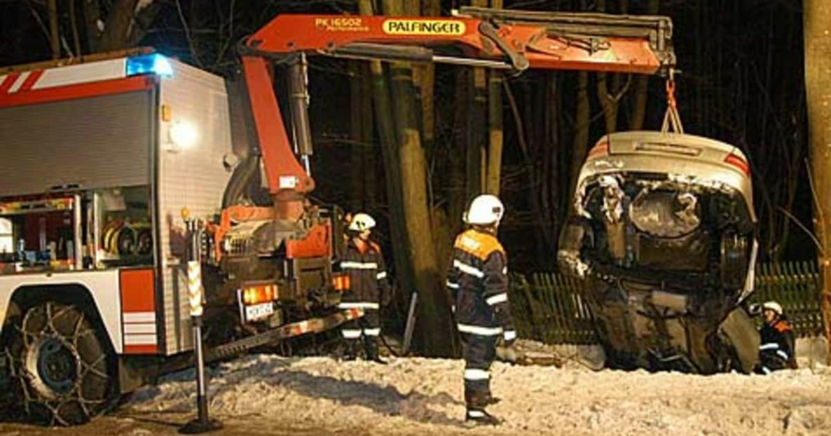 Beifahrer Verletzt - Pkw Rast Gegen Baum Und Stürzt Dann In Einen Bach ...