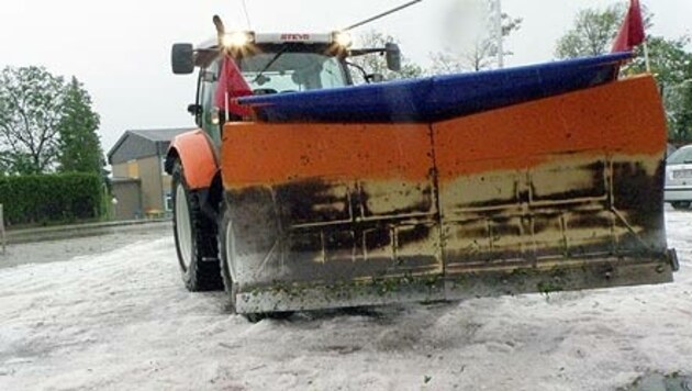 Gegen die Schaufel eines Schneepfluges krachte in Haag/Hausruck ein unaufmerksamer Autolenker. (Bild: APA/Wolfgang Spitzbart)