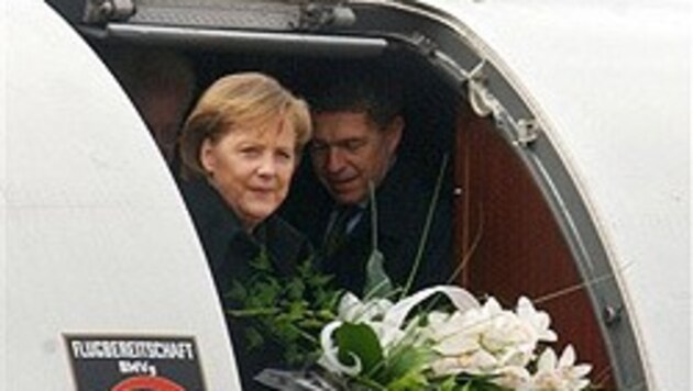 Schon wieder Pech mit einem Regierungs-Airbus: Nach nur einer Stunde Flugzeit muss Kanzlerin Angela Merkel ihre Reise zum G20-Gipfel nach Argentinien unterbrechen. Offen war, welche Auswirkungen die Panne auf ihre Teilnahme an dem Gipfel hat. (Bild: AP)