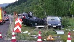 11.7.: Bei einem tödlichen Unfall auf der Tauernautobahn bei Eisentratten sterben zwei Bosnier. Zwei Pkws hatten sich überschlagen. (Bild: Polizei)