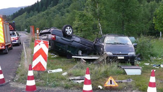 11.7.: Bei einem tödlichen Unfall auf der Tauernautobahn bei Eisentratten sterben zwei Bosnier. Zwei Pkws hatten sich überschlagen. (Bild: Polizei)