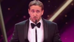 "Ryan Gosling" nahm den Preis entgegen und widmete ihn Joko und Klaas. (Bild: YouTube.com)