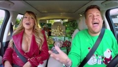 Tiefe Einblicke: Mariah Carey (li.) trällert mit Moderator James Corden ihren Weihnachtsklassiker. (Bild: Facebook.com/Giels)