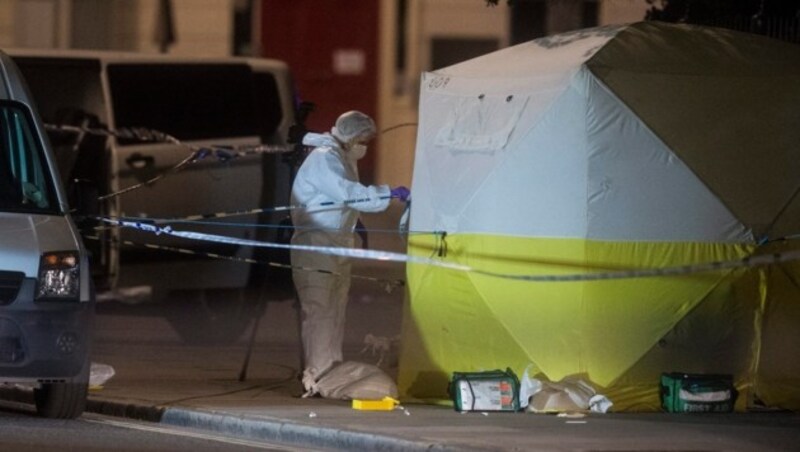 Ermittler bei der Spurensuche am Russel Square (Bild: EPA/Will Oliver)