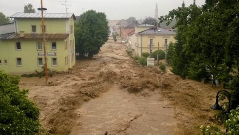 Wassermassen wälzen sich durch Simbach. (Bild: APA/dpa/Walter Geiring)