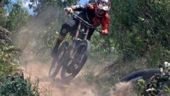 Mountainbiker finden in der Buckligen Welt ideale Stecken vor – nur der Weg dorthin kann mühsam werden.     (Bild: Red Bull Content Pool)