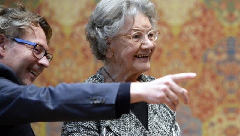 Hans-Peter Wipplinger mit einer Besucherin des Leopold Museums (Bild: APA/Robert Jäger)