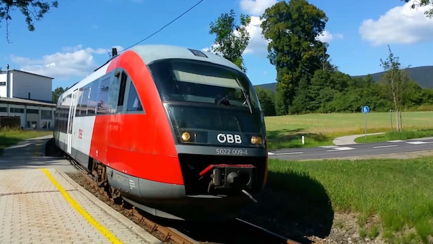 Eine 81-Jährige kam mit ihrem Auto auf den Gleisen der Mühlkreisbahn zu stehen. (Symbolbild) (Bild: Werner Pöchinger)