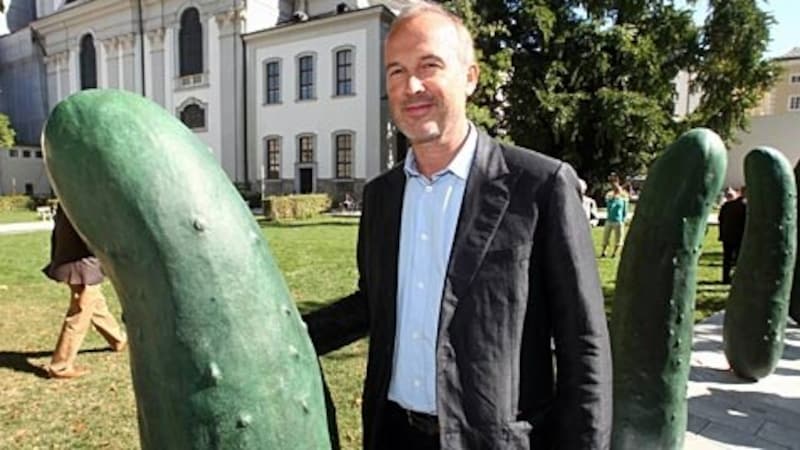 Erwin Wurm mit Gurkerl (Bild: APA/Neumayr/MMV)