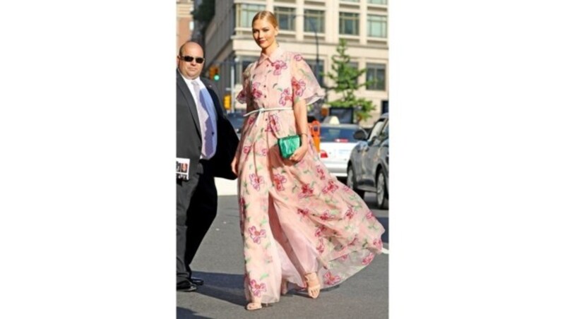 Auch Karlie Kloss setzt auf zarte Stoffe und Blumenprints im Sommer. (Bild: www.photopress.at)