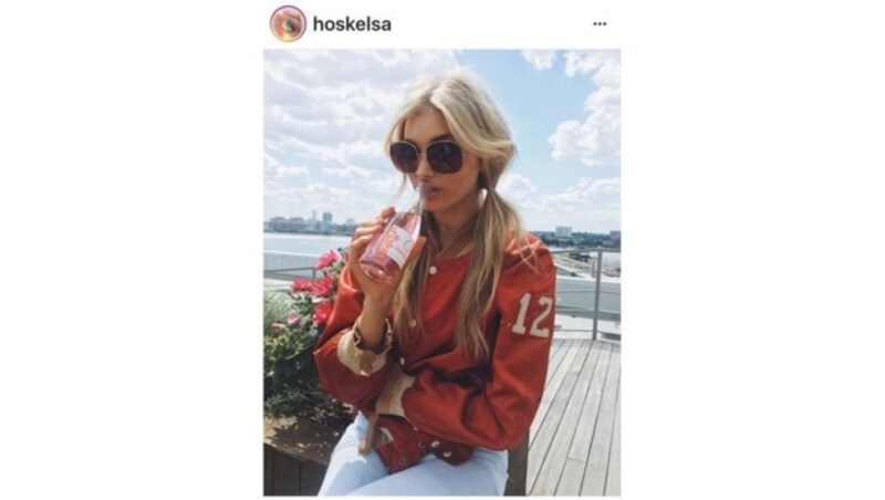 Ideal für frische Sommernächte: Eine Collagejacke wie diese von Elsa Hosk (Bild: www.PPS.at)