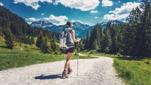 Zwischen Waldgrün und Himmelblau: Gut vorbereitet auf Touren kommen. (Bild: fotolia.com © XtravaganT)