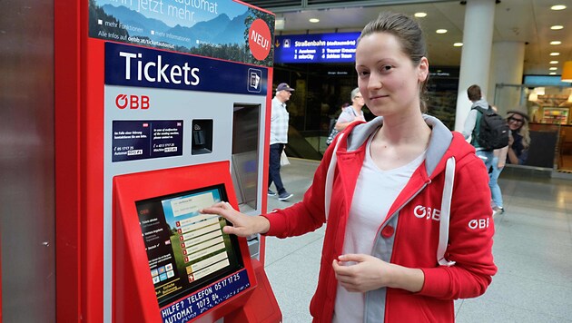 Die neuen Benutzeroberfläche der Ticketautomaten am Bahnhof Linz - eine Mitarbeiterin führt sie vor. (Bild: Horst Einöder)