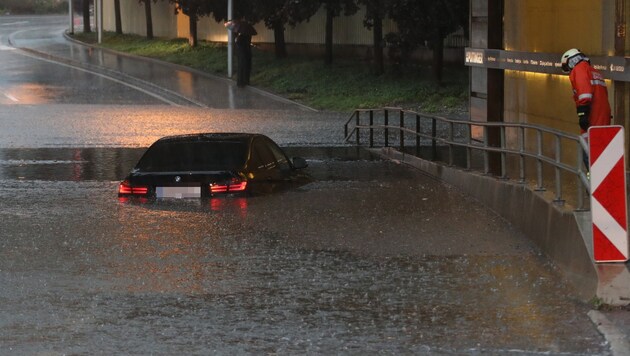 In Grieskirchen verank dieser BMW in einer überfluteten Unterführung. Die Feuerwehr barg den Lenker. (Bild: laumat.at / Matthias Lauber)
