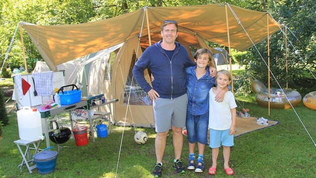 Familie Erzinger aus der Schweiz hat in Obertraun am Hallstätter-See das Zelt aufgeschlagen (Bild: Marion Hörmandinger)