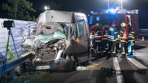 In diesem VW-Transporter starb die Beifahrerin, als der Wagen bei Pucking auf einen Lkw auffuhr (Bild: FOTOKERSCHI.AT)