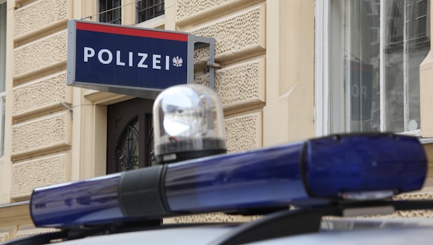 Alle verfügbaren Polizei-Streifen rückten in Steyr in die Pfarrgasse aus. (Bild: Jürgen Radspieler)