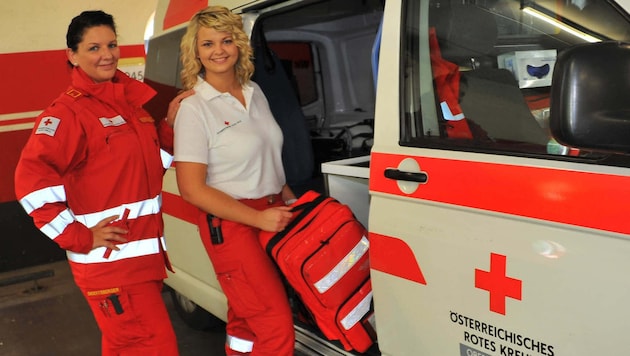 Beim Roten Kreuz gibt´s eine eigene Sommeruniform, nur die Sicherheitsschuhe sind ein Muss (Bild: Horst Einöder)