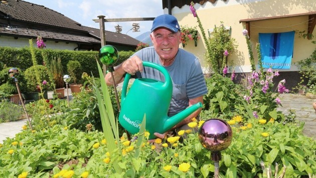 Klaus Müllegger gießt in Ebensee derzeit täglich seinen Garten, sonst nur alle zwei Tage (Bild: Marion Hörmandinger)
