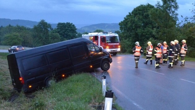 Der havarierte VW-Bus hing im Straßengraben fest. Die Peilsteiner Feuerwehrleute schöpften Verdacht. (Bild: FF Peilstein)