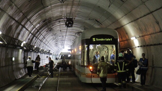 Die Unfallsituation im Mini-U-Bahn-Tunnel: Hinten sieht man den gerammten Transporter (Bild: Markus Schütz)