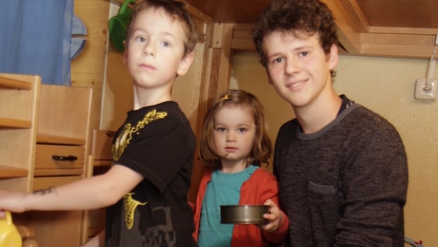 Kindergarten-Zivi Maximilian Zettler mit Fabio und Eleni in der Puppenküche (Bild: Markus Schütz)