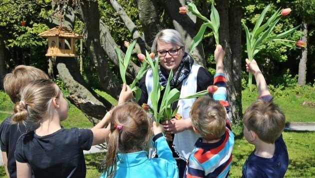 Simone Winkler mit ihren fünf Schützlingen im Kinderdorf Altmünster (Bild: Marion Hörmandinger)