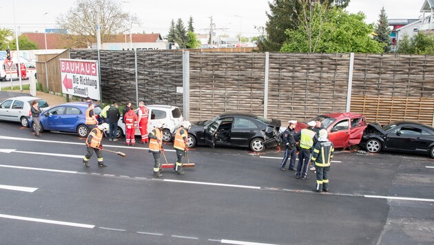 Der Beifahrer im roten Pkw, der vom Audi TT unmittelbar gerammt worden war, starb noch vor Ort (Bild: fotokerschi.at)